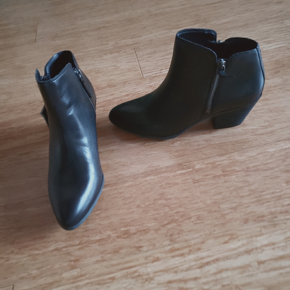 NWOT- FRYE Judith Zip Bootie - black leather - 9.5